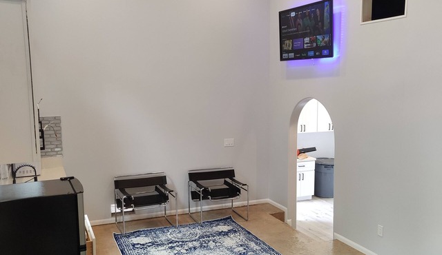 Studio Shalom - Stunning studio with soaring ceilings and a vineyard