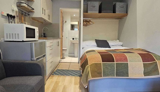 Studio - Sleeps 2 - Private Garden