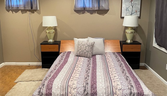 Studio, sleeps 4, patio, short drive to Ski Resort, Six Flags & concert venues