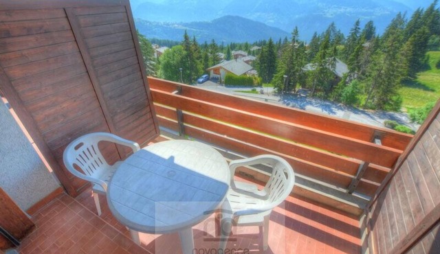 Studio south facing on the village square, bathroom/WC, eating place, kitchenette with 3 hotplates,