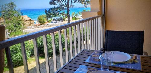 Studio standing classé meublé de tourisme avec terrasse vue mer " les pieds dans l'eau " à Algajola