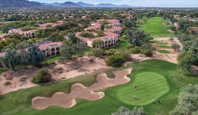 Studio Stunning Pools & Golf!