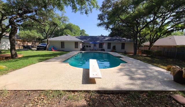 Studio style guest house with Pool!