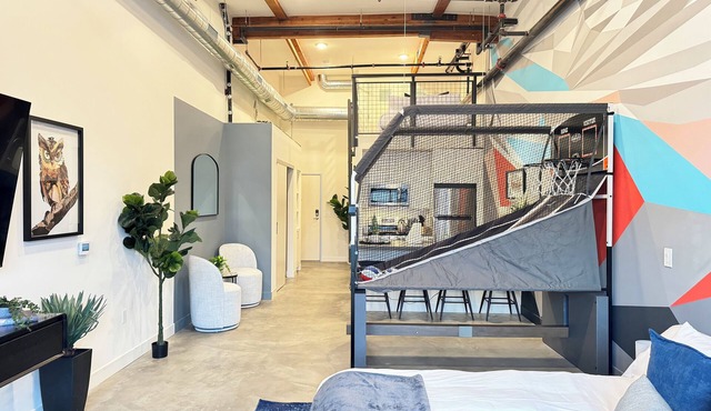 Studio-style loft with Garage door only 6 miles from Disney!