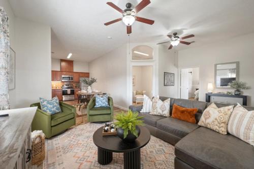 Studio Stylish 2BR and Fenced Yard
