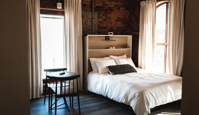 Studio Suite Downtown Elkin Shopping, Entertainment, Restaurants, Vineyards