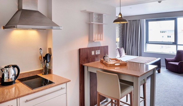 Studio Suite Near River Mersey | Free Wi-Fi + Fitness Centre On-Site