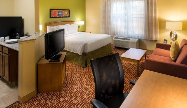 Studio Suite - Queen w/Kitchen & Living Space Near Top Detroit Dining Spots