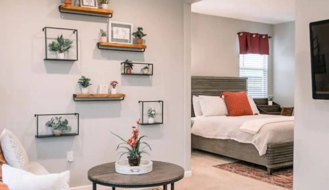 STUDIO SUITE w/private entrance - Central Valley