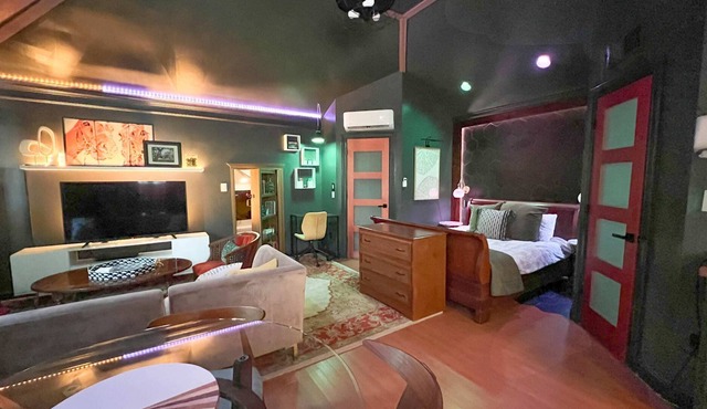 Studio suite with secret movie room! Sleeps 4.