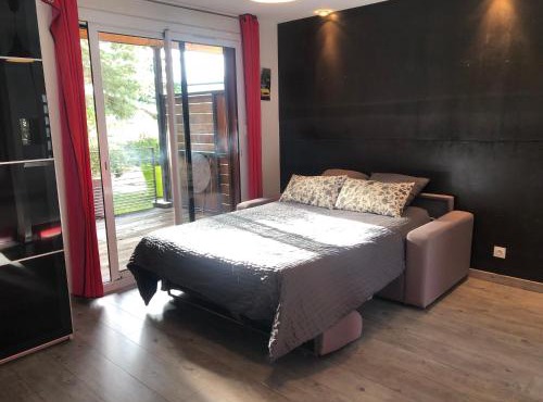 Studio terrasse proche parc technologique, parking voiture uniquement