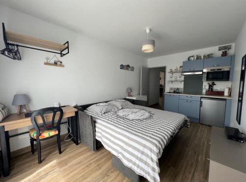 Studio tout confort climatisé avec jardinet, en centre bourg, proche plage, mer, La Rochelle et Chatelaillon