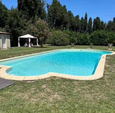 Studio tout confort avec terrasse et piscine, idéal pour un séjour relax