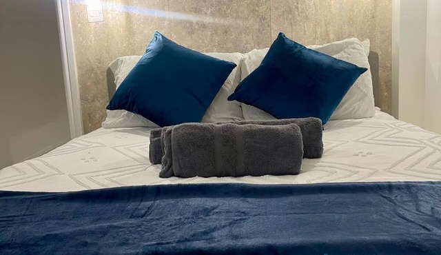 Studio Traditional Private bathroom with shower