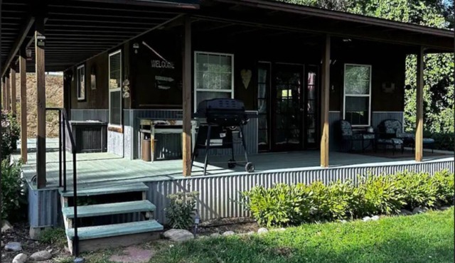 Studio type cabin with access to use of private park on the banks of the Animas.