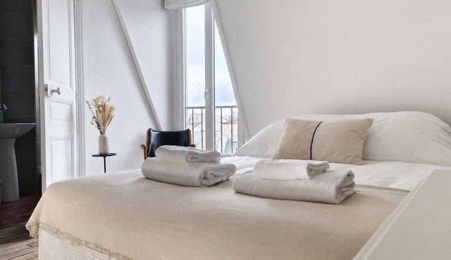 Studio Under the Rooftops - Sacre-Coeur View in Paris