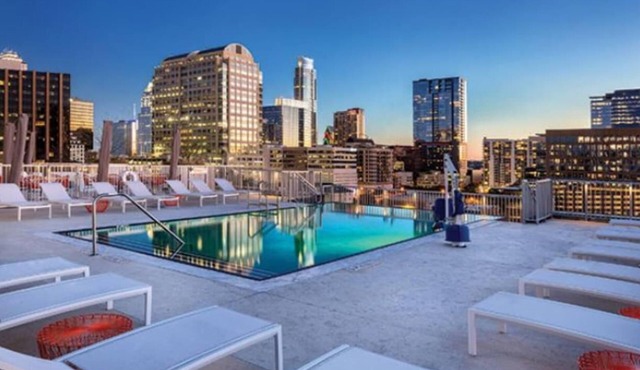 Studio unit/Austin - Full Kitchen, W/D, Rooftop Pool, & More!