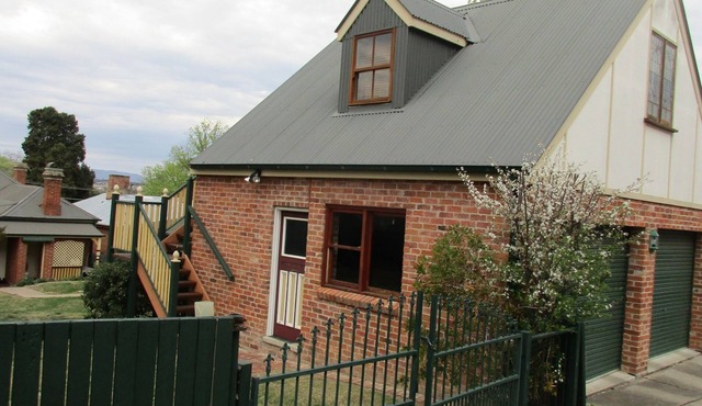 Studio. Upstairs small studio close to CBD