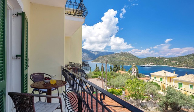 Studio 'Veronis 5' with Sea View, Shared Pool & Wi-Fi