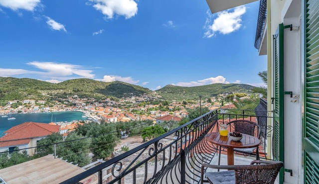 Studio 'Veronis 6' with Sea View, Shared Pool & Wi-Fi