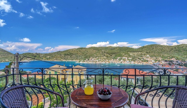 Studio 'Veronis 7' with Sea View, Shared Pool & Wi-Fi