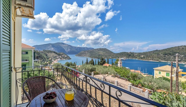 Studio 'Veronis 8' with Sea View, Shared Pool & Wi-Fi