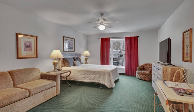 Studio w/Gym & Pool Access