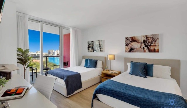 Studio w/Infinite Views & Pool - Near Beach