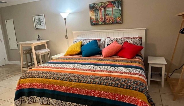 Studio w/king size bed -3 minute walk to beach