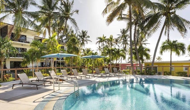 Studio w/King Bed, Kitchenette, Outdoor Pool, Free Parking & Pet Friendly