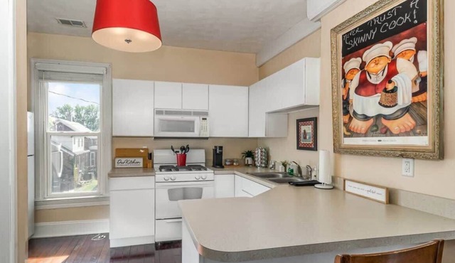 Studio w/King Bed, Close to Beach & Shops