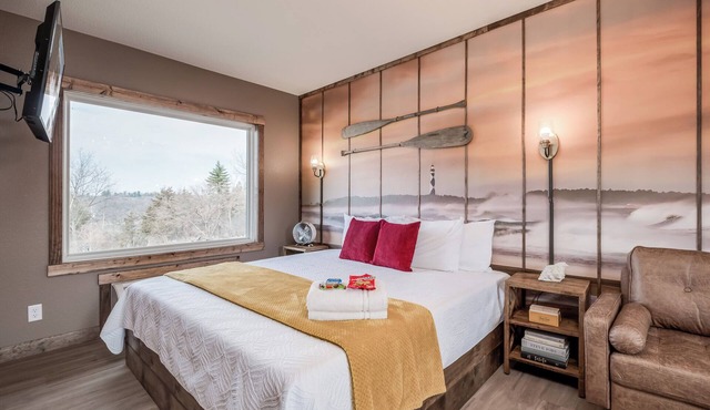 Studio w/Kitchen | King Bed | Free Parking