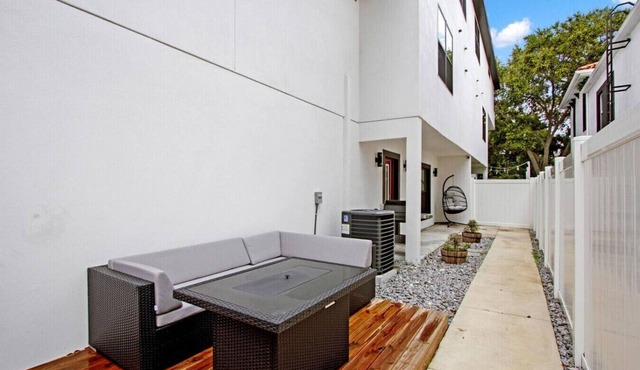 Studio w/Patio & Grill by Soho Bars/Restaurants