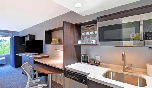 Studio w/Pool, Gym & Kitchen Close to Local Hot Spots - 2 Units