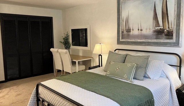 Studio w/pool & hot tub -only minutes to Triple Crown hiking trails