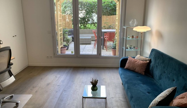 Studio w/terrace in vibrant Batignolles