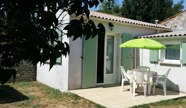 Studio with peaceful garden at the foot of the island of Oléron