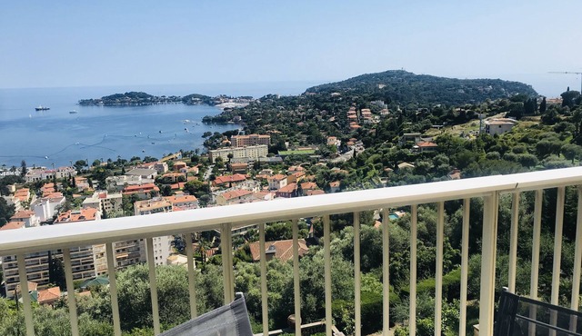 Studio with balcony and parking, breathtaking view of Cap-Ferrat and the sea!