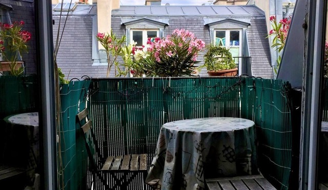 STUDIO WITH 2 BALCONIES CANAL SAINT MARTIN