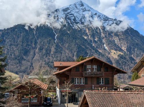 Studio with balcony, Niesen view & free parking near Interlaken, Thunersee & Blausee