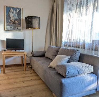Studio with balcony, Niesen view & free parking near Interlaken, Thunersee & Blausee in Aeschi bei Spiez