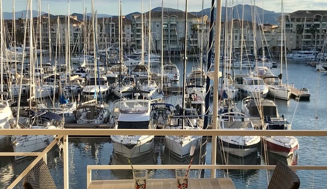 Studio with exceptional view of Port Frejus, swimming pool, parking, direct beach access
