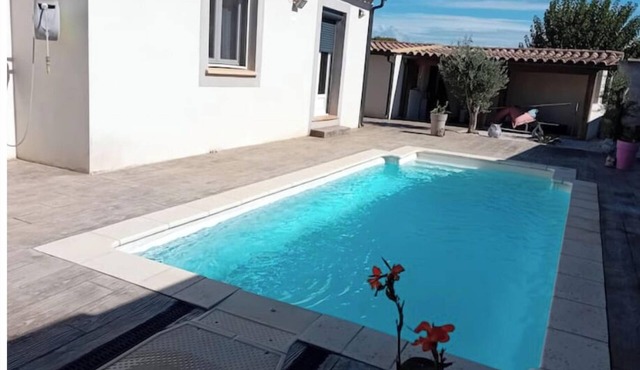 Studio with swimming pool, shops 5 minutes away. GRD pine forest in quiet neighborhood