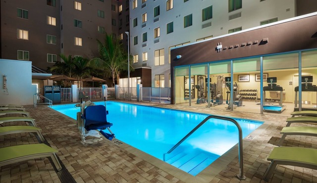 Studio with FREE Airport Shuttle to MIA | Complimentary Breakfast + Pool Access
