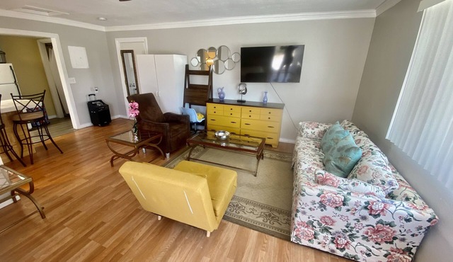 Studio with Full Kitchen Private Entrance