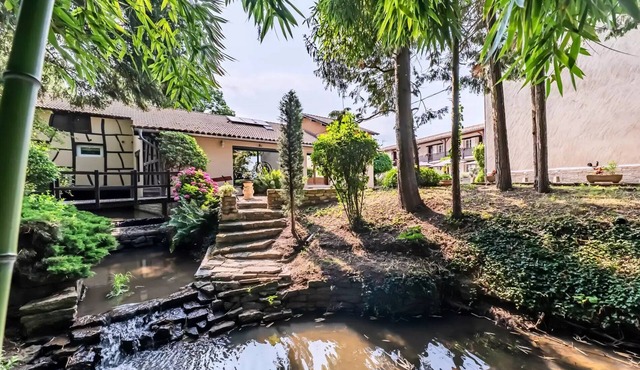 Studio with jacuzzi sleeps 6