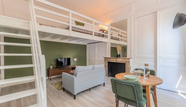 Studio with mezzanine 150m from the metro