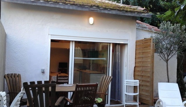 Studio with mezzanine near the port, with garden