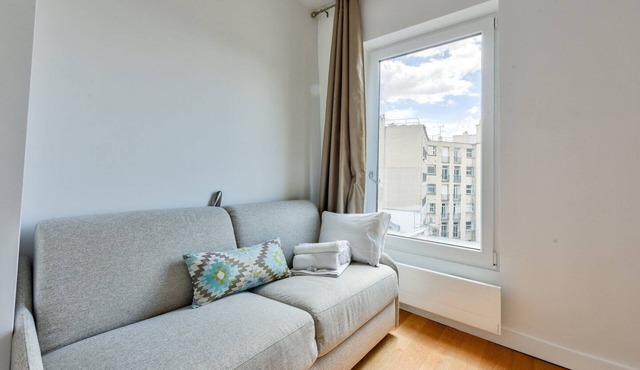 Studio with panoramic view of the Eiffel Tower