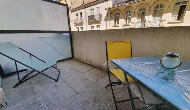 Studio with pleasant terrace, 10 min walk from the Comédie and 3 min from the station